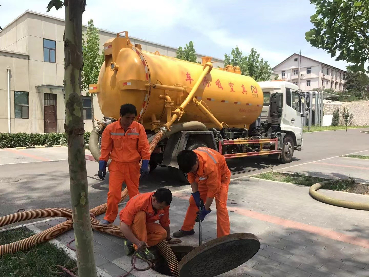 杭锦管道疏通车停在窨井附近