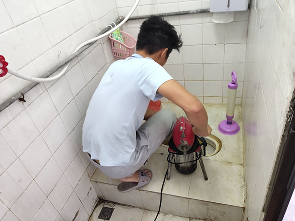 杭锦肥皂掉到马桶里把马桶堵住了怎么办？马桶堵住了怎么办